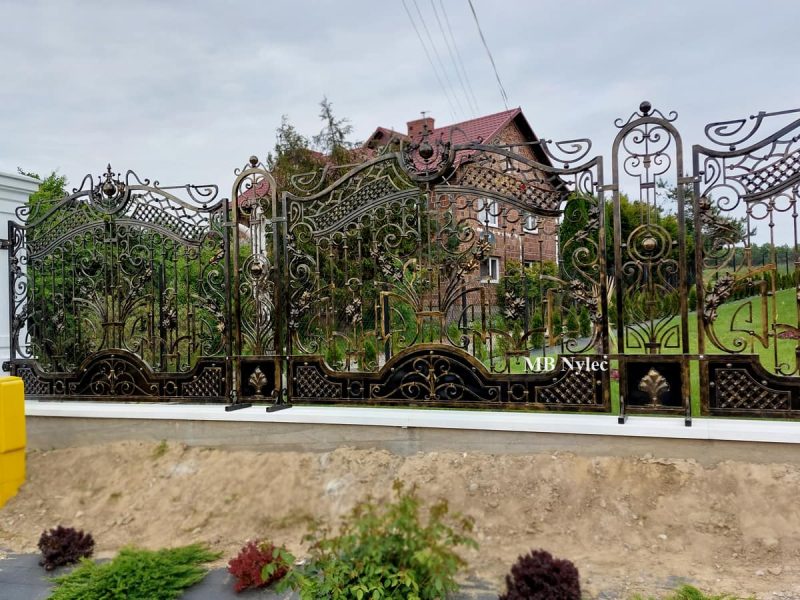 Masywna ciężka brama kuta bp182