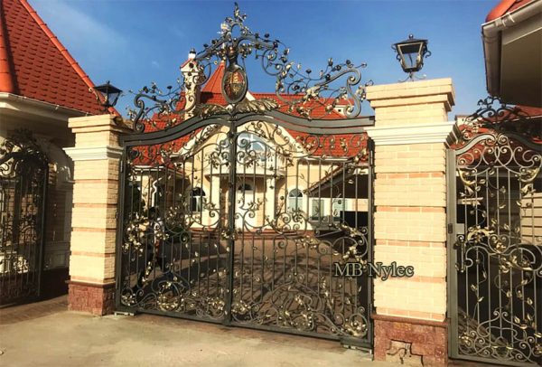 brama ze stałą koroną i herbem bp184