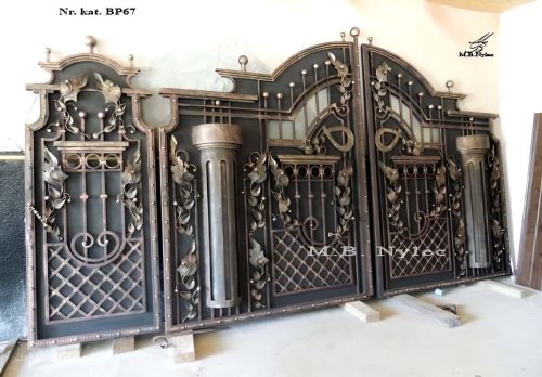 metalowa brama z kolumnami