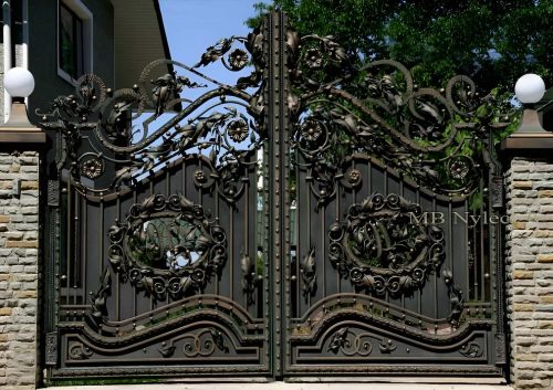 Masywna brama wjazdowa kuta