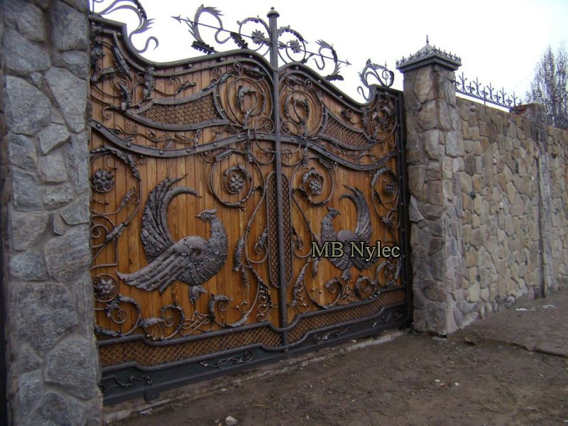 brama z drewnem