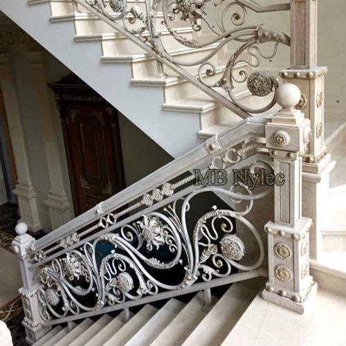 Balustrada pałacowa w bieli Balustrada pałacowa w bieli