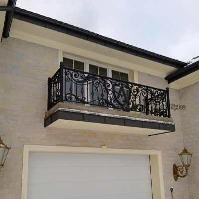 Balustrada zewnętrzna z herbem Balustrada zewnętrzna z herbem