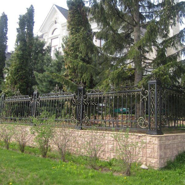 Klasyczne metalowe ogrodzenie kute