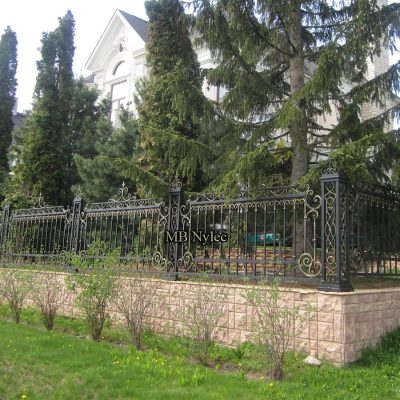 Kute ogrodzenie w dworskim stylu