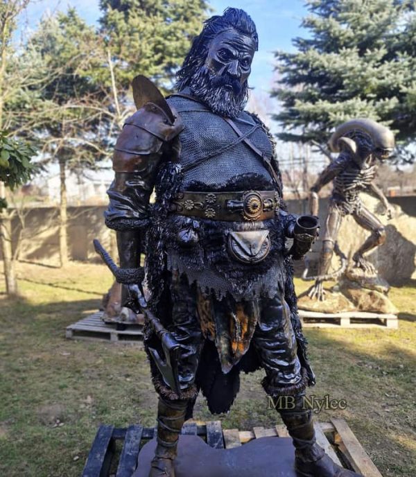 Duża rzeźba wikinga z metalu