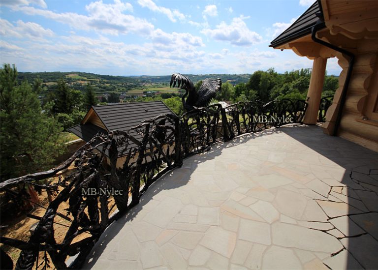 Kuta balustrada tarasowa w stylu góralskim na drewnianym tarasie
