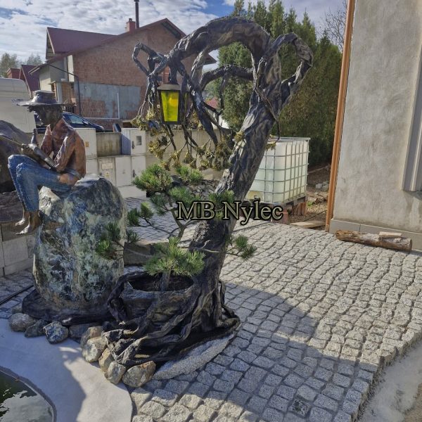 Rzeźba drzewa z metalu w ogrodzie galerii w Dębicy