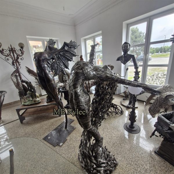Rzeźby metalowe w galerii wyrobów kutych w Dębicy