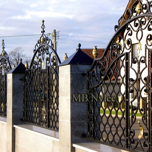 Klasyczne kute ogrodzenie domu