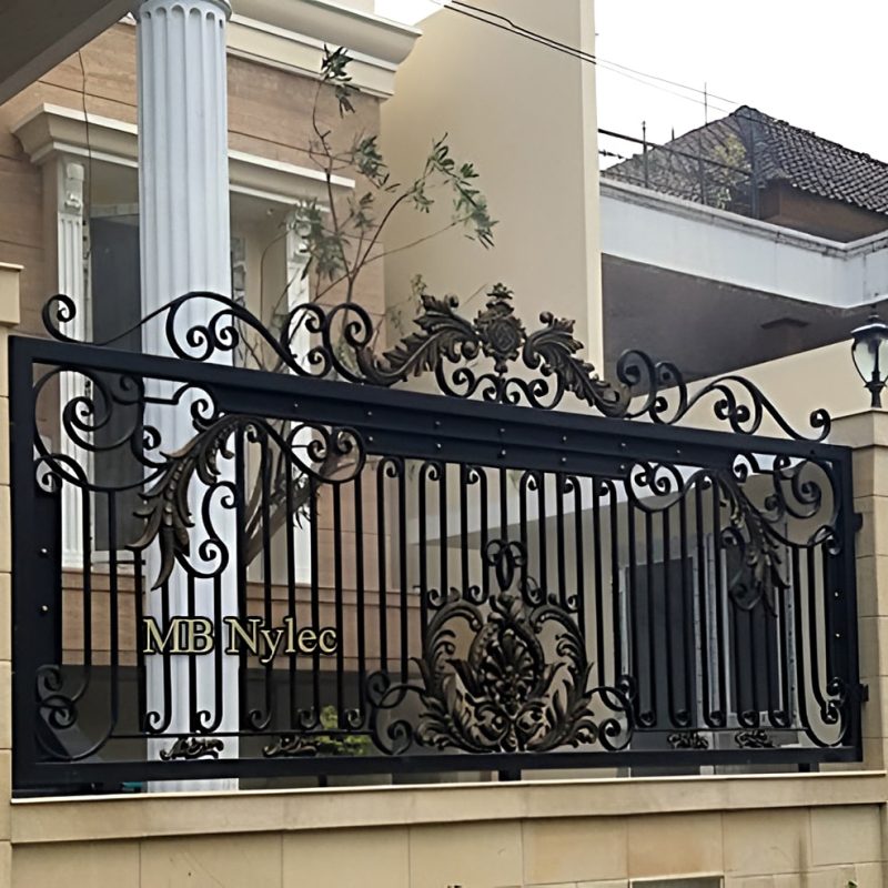 Klasyczne ogrodzenie metalowe ozdobne