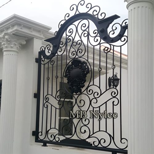 Ogrodzenie metalowe z herbem kowalstwo