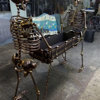 Designerski grill z kościotrupami trzymającymi palenisko ag5