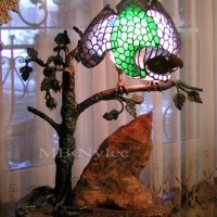 Ekskluzywna-lampa-wewnetrzna-witrazowa.jpg Unikatowa witrażowa lampa – przestrzenna papuga na metaloplastycznym postumencie ww14