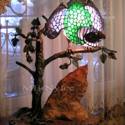 Unikatowa witrażowa lampa – przestrzenna papuga na metaloplastycznym postumencie ww14
