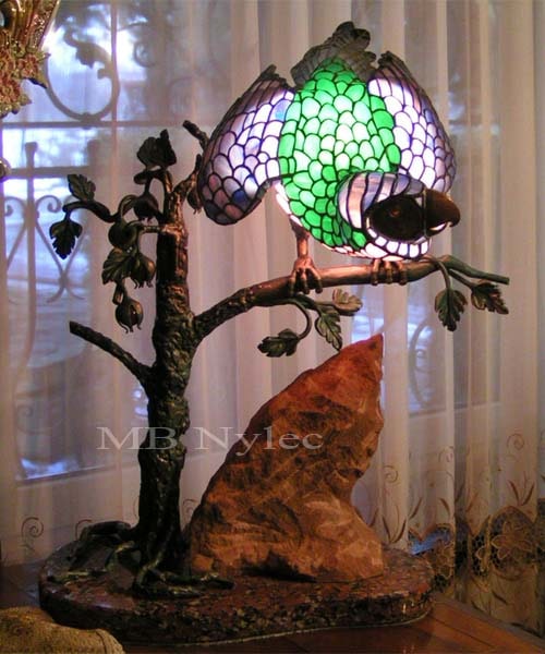 Unikatowa witrażowa lampa – przestrzenna papuga na metaloplastycznym postumencie ww14