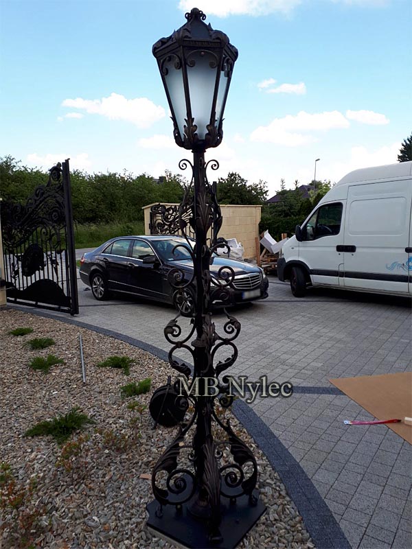 Eleganckie lampy ogrodowe