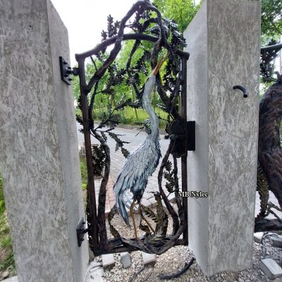 Furtka-wejsciowa-z-rzezba-czapli.jpg Furtka wejściowa z rzeźbą czapli