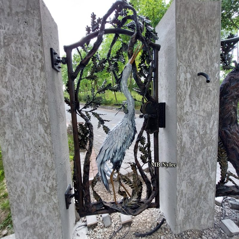 Furtka-wejsciowa-z-rzezba-czapli.jpg Furtka wejściowa z rzeźbą czapli