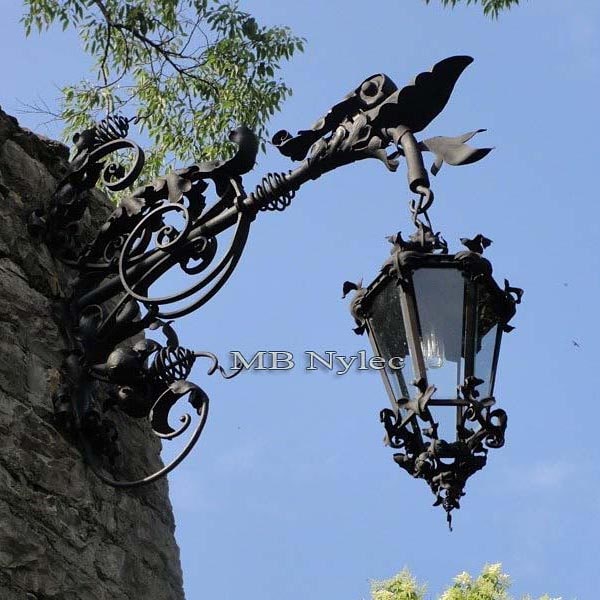 Kinkiet-stalowy-scienna-lampa-ogrodowa.jpg Duży, stalowy kinkiet z akantami kowalskimi ogd87