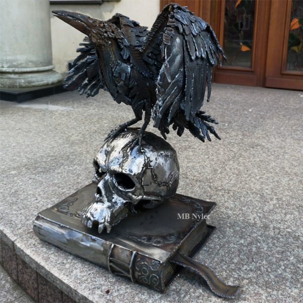 Kruk-na-czaszce-i-ksiazce-rzezba-symboliki-z-metalu.jpg Kruk na czaszce i książce – rzeźba symboliki z118
