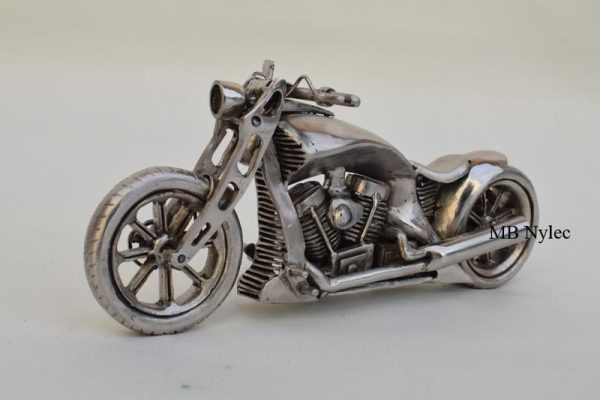 Kuta-figura-motocykla.jpg Motocykl Harley Davidson – figura ze stali nierdzewnej zinox4