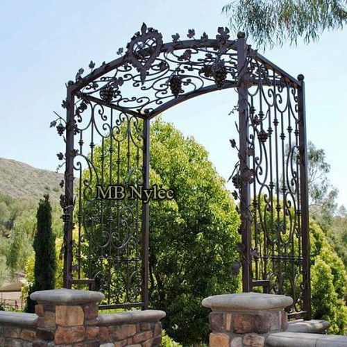 Kuta-kuta-pergola-ogrodowa-ogrodowa-ap1.jpg Klasyczna pergola z motywem winorośli ap1