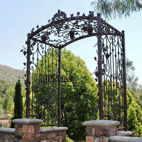 Kuta-kuta-pergola-ogrodowa-ogrodowa-ap1.jpg Klasyczna pergola z motywem winorośli ap1