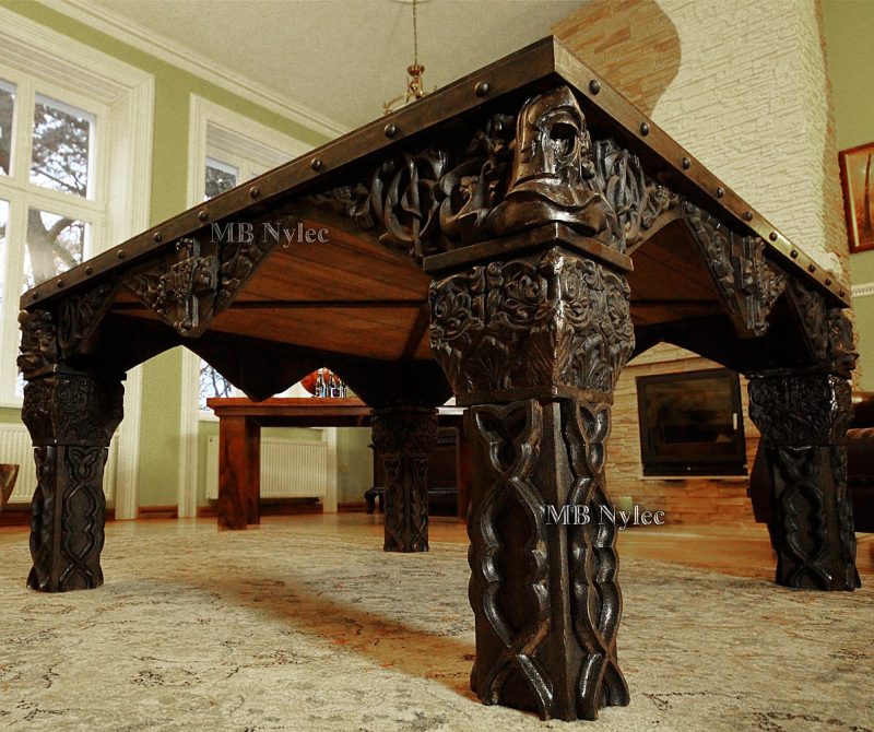 Kuty-stol-zakonu-krzyzackiego-z-czarnego-debu.jpg Kuty stół zakonu krzyżackiego z czarnego dębu