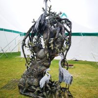 Lampa-kuta-z-czaplami.jpg Potężna lampa-rzeźba – czaple pod starym dębem ogd123