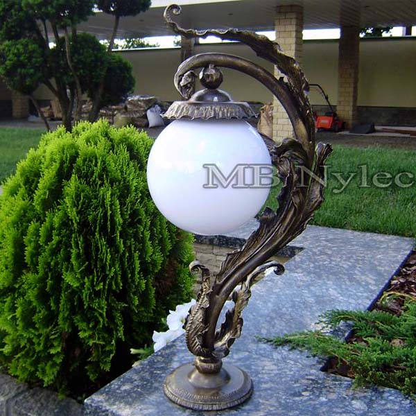 Lampy-kute-niskie.jpg Kuta lampa ogrodowa z akantami ogd4