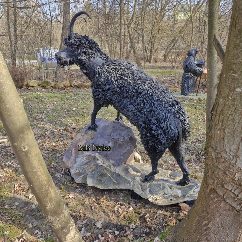 Ogrodowa-figura-kozla-metal.jpg Ogrodowa figura kozla metal