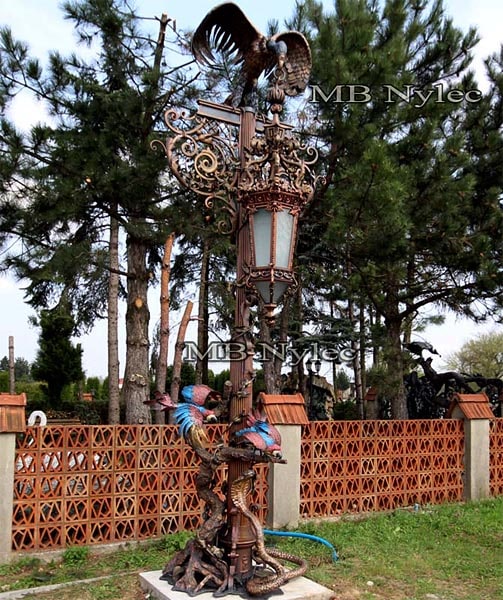 Ogromna-designerska-latarnia-ogrodowa.jpg Ogromna designerska latarnia – sęp i wąż polujący na papugi ogd38