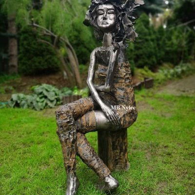 Rzewźba figura z metalu nowoczesna