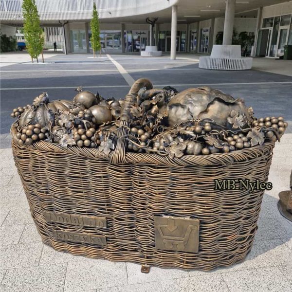 Rzezba-metalowa-kosz-z-owocami-i-warzywami.jpg Olbrzymi kosz z owocami i warzywami – rzeźba metalowa z131