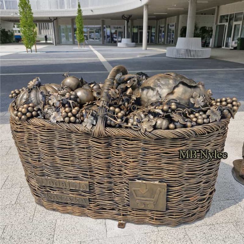 Rzezba-metalowa-kosz-z-owocami-i-warzywami.jpg Olbrzymi kosz z owocami i warzywami – rzeźba metalowa z131