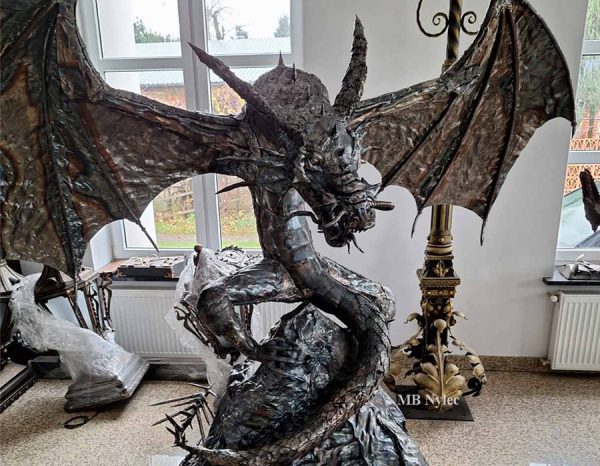 Duży smok ze stali, wys. ok. 200 cm z111