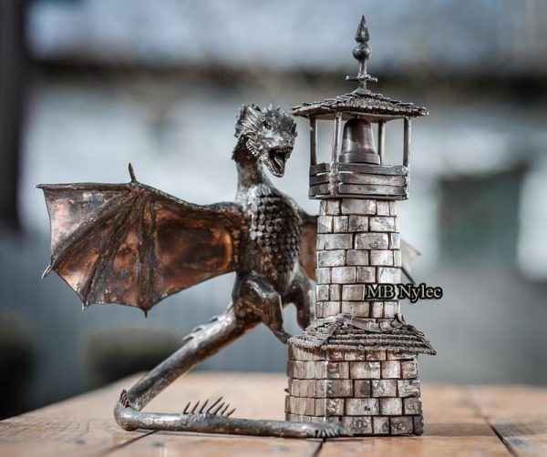 Smok-ze-stali-nierdzewnej-kuta-figura.jpg Smok na wieży z Gry o Tron – figura ze stali nierdzewnej zinox2