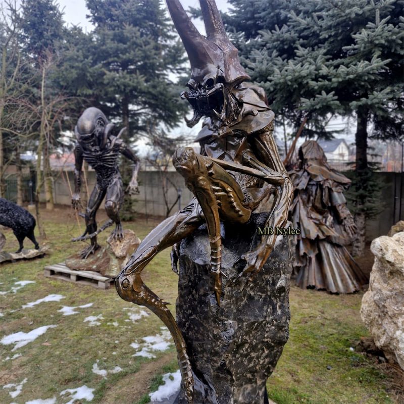 Demon rzezba kamienno metalowa