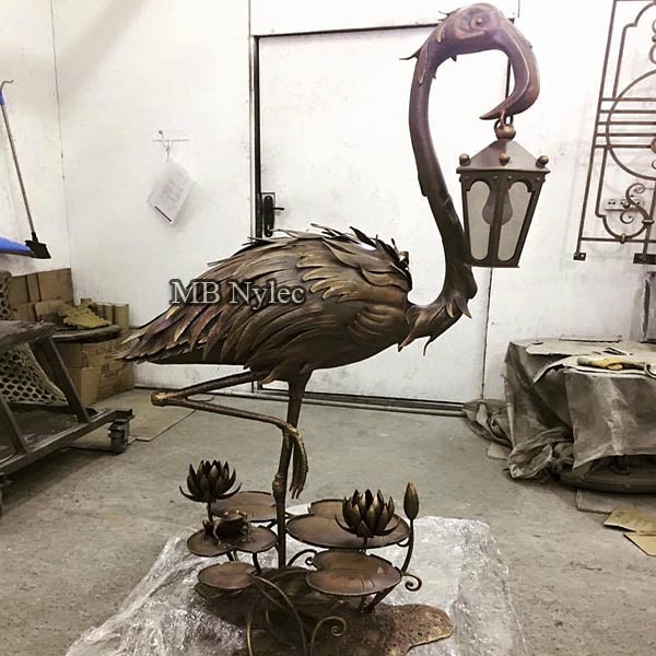 designerska-lampa-kuta-z-ptakiem.jpg Designerska lampa z ptakiem trzymającym punkt świetlny ogd72