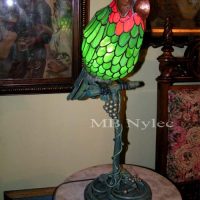 designerska-lampa-wewnetrzna-z-witrazu.jpg Designerska lampa wewnętrzna – papuga z witrażu i miedzi ww8