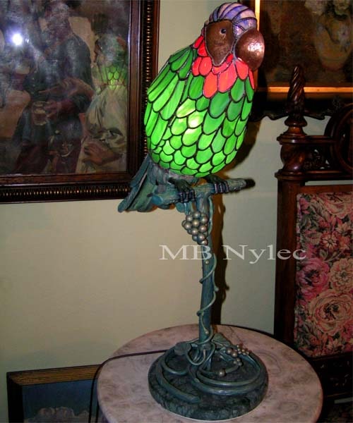 Designerska lampa wewnętrzna – papuga z witrażu i miedzi ww8
