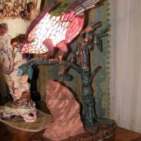 ekskluzywna-lampa-do-wnetrz.jpeg Unikatowa witrażowa lampa – przestrzenna papuga na metaloplastycznym postumencie ww14