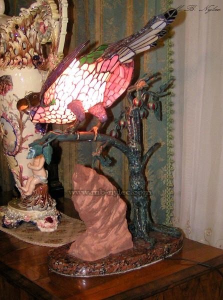 ekskluzywna-lampa-do-wnetrz.jpeg Unikatowa witrażowa lampa – przestrzenna papuga na metaloplastycznym postumencie ww14