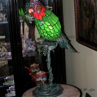 ekskluzywne-lampy-do-rezydencji.jpeg Designerska lampa wewnętrzna – papuga z witrażu i miedzi ww8