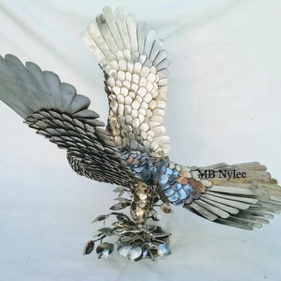figura-orla-ze-stali-inox-kuta.jpg Figura orła ze stali inox kuta