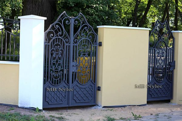furtka-kowalska-w-stylu-tradycyjnym-bp16fb.jpg Tradycyjna podwójna furtka kuta bp16f-b
