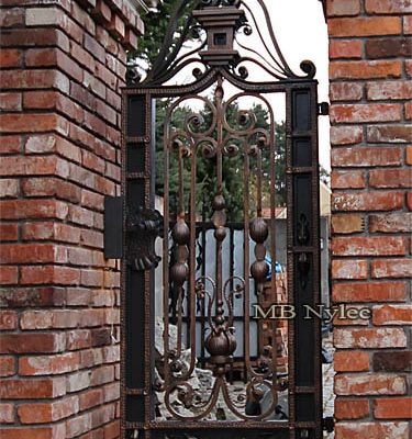 furtka-kuta-w-stylu-tradycyjnym-bp47f.jpg Furtka kuta w stylu tradycyjnym bp47f (2)