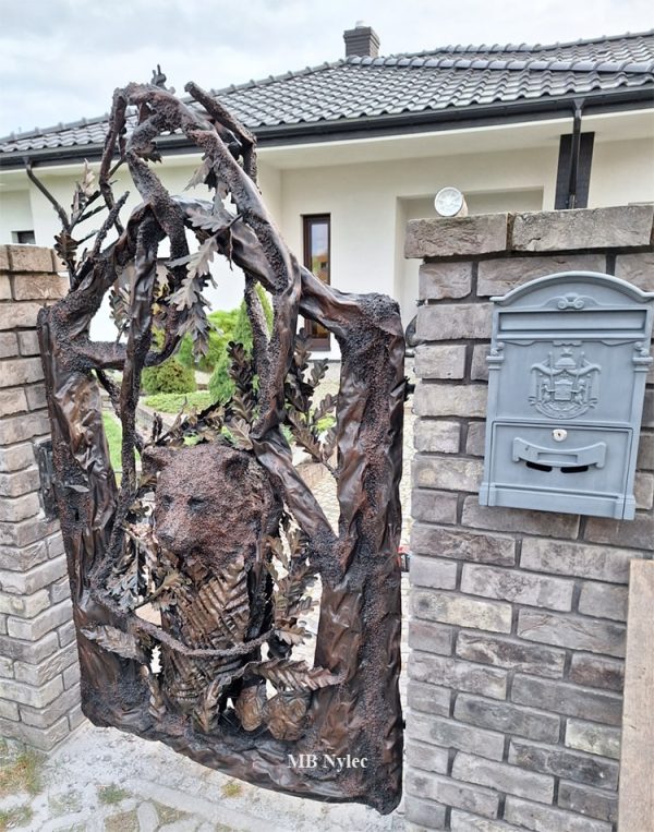 furtka-metalowa-z-niedzwiadkiem.jpg Furtka metalowa – drzewo z głową misia bm59