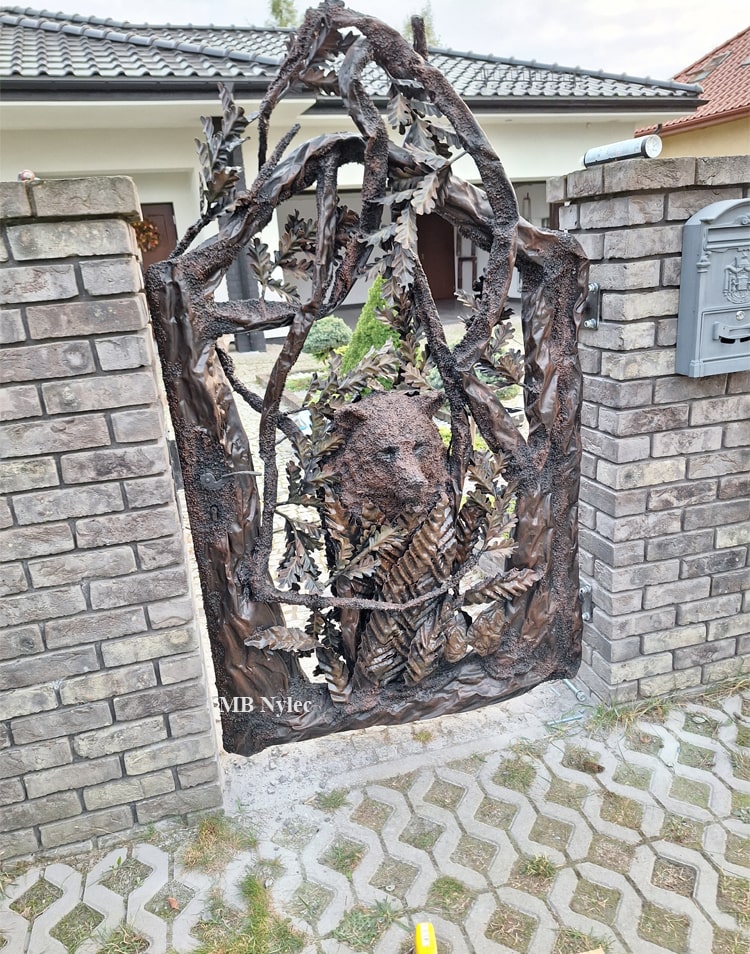 furtka-wejsciowa-drzewo-i-mis-rzezba.jpg Furtka wejściowa drzewo i miś rzeźba